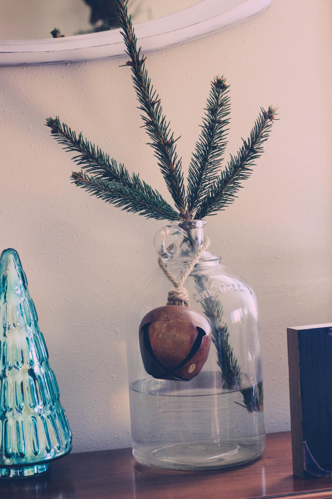 Christmas home tour. Decorating with natural elements, vintage pieces and small DIY's. www.homestead128.com
