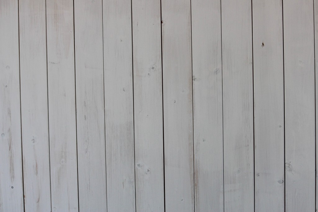 4 steps to whitewash wood | DIY tutorial for whitewashing a wooden pallet. www.homestead128.com