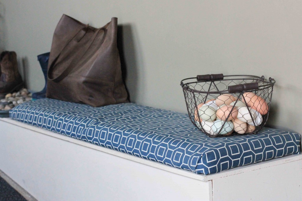 Create a bench cushion with no sewing required!  Find the DIY tutorial at www.homestead128.com
