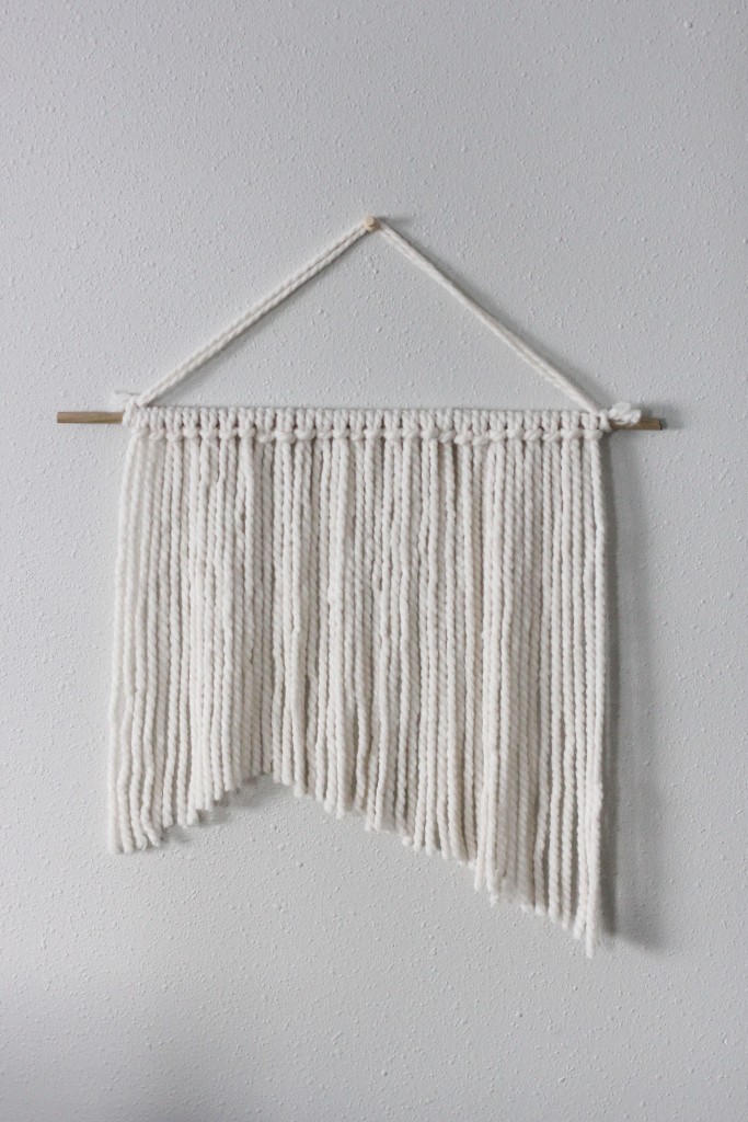 Create a no-weave yarn wall hanging for your home with only 3 supplies!  www.homestead128.com