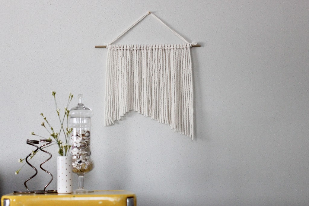 Create a no-weave yarn wall hanging for your home with only 3 supplies!  www.homestead128.com
