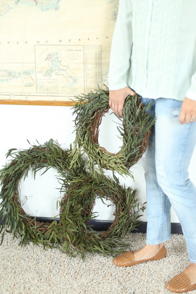 Simple steps to create your own eucalyptus willow wreath. DIY eucalyptus willow wreath. homestead128.com